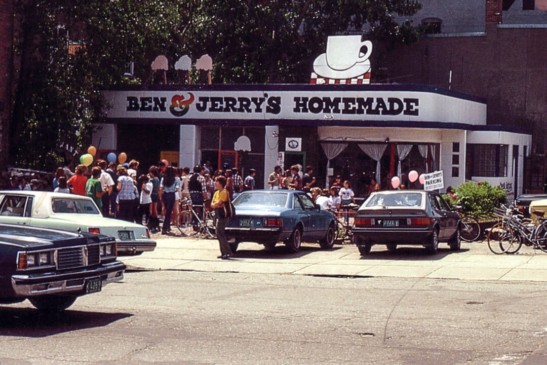 1982 Pak het in! Mensen die rondhangen in de scoop shop