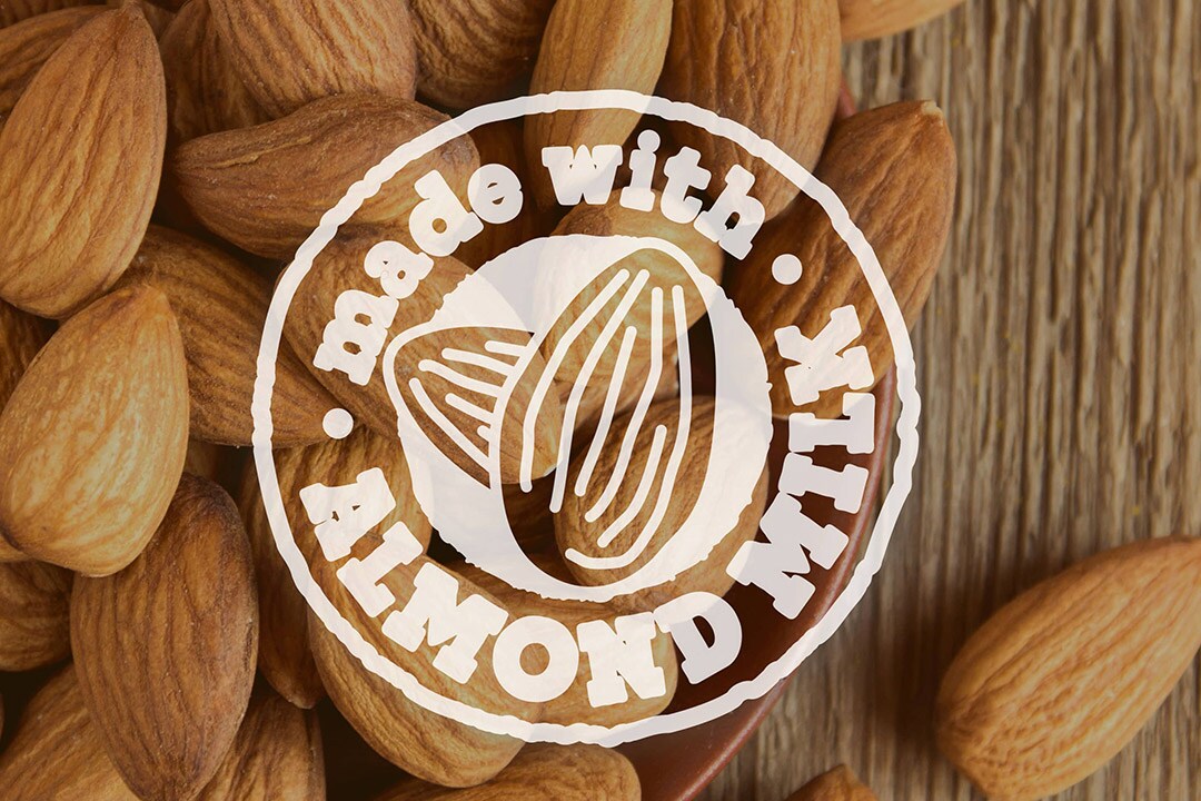 Een tafel met amandelen met het ‘Made with Almond Milk’-logo