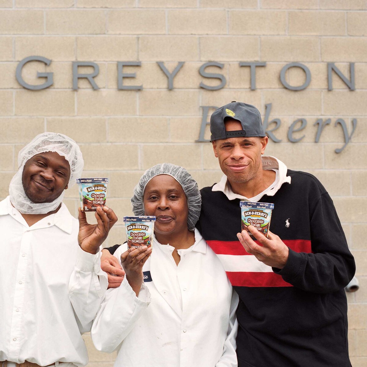 Des employés de Greyston Bakery tenant des pots de crème glacée Ben & Jerry’s